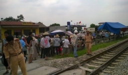 Tàu hỏa cán ngang khiến 2 người chết thảm