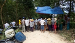 Cha gãy chân gào khóc bên thi thể con trai bị xe cán tử vong