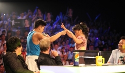 Vietnam Idol 2015 tập 8: Trọng Hiếu 'cởi áo' khiến giám khảo phát cuồng