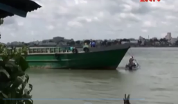 Va chạm với sà lan, 4 người trong một gia đình thương vong