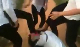 Xuất hiện clip nữ sinh Hà Nội túm tóc, đánh bạn gây phẫn nộ