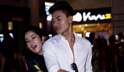 Hiếu Nguyễn nhí nhảnh, thân mật  cùng Thúy Nga