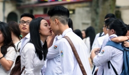 Những nụ hôn nghẹn ngào phút chia tay tuổi học trò của HS lớp 12