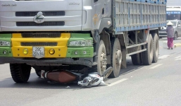 Hà Nội: Thương tâm người phụ nữ chết thảm dưới bánh xe tải