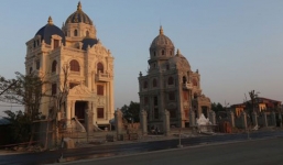 Những cặp lâu đài 'song sinh' hoành tráng của anh em đại gia Việt