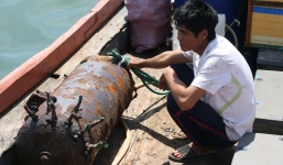 Ly kì chuyện ngư dân phá vòng vây tàu 'lạ' cứu người