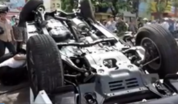 Xế hộp tông gãy cột điện, lật ngửa ngay trên đường