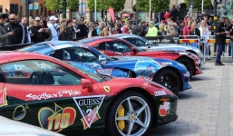 Choáng với cảnh hàng trăm siêu xe dàn hàng, chuẩn bị “phượt” xuyên lục địa