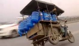 Nam sinh viên mất xương đùi, nguy kịch vì xe ba gác đâm