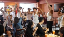 Chị em phụ nữ xếp hàng dài vào quán café “cơ bắp”