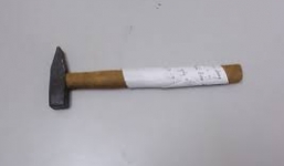 Chồng dùng búa hành hung vợ vì dám hỏi “có lương chưa?”