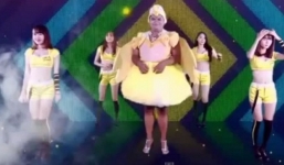 Happy Polla biến thành chú gà nhảy 'Vũ điệu cồng chiêng'