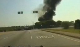 Máy bay rơi cắm đầu xuống đường cao tốc, 4 người thiệt mạng