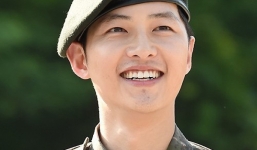 Ngôi sao màn ảnh Hàn Quốc - Song Joong Ki chính thức xuất ngũ