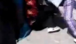 Cô gái đánh chửi mẹ ruột giữa đường phố gây phẫn nộ