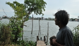 Vụ 3 mẹ con mất tích: Người cha thẫn thờ chờ xác con bên dòng sông Hậu