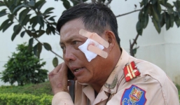 Xe chở thợ hồ 'kẹp 3' liều lĩnh tông văng 2 CSGT xuống đường