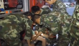 Bị kẹt 'của quý' khi kéo khóa quần, cậu bé 10 tuổi ngất xỉu