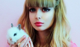 Cận cảnh nhan sắc 'búp bê sống' được nuôi như công chúa