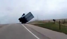 Xe container lật nghiêng, chao đảo và pha đánh lái thần kỳ của tài xế