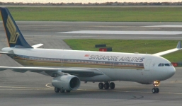 Máy bay Singapore “chết” hai động cơ giữa trời