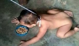 Mẹ dùng xích chó dắt con, khoe lên Facebook gây phẫn nộ tại Philippines