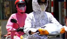 Người dân Thủ đô “chống chọi” với nắng nóng 40 độ C