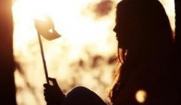 Người đàn bà sa ngã đau đớn nhìn chồng có người phụ nữ khác