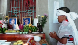 Xót thương bé 10 tuổi cùng lúc mất mẹ và chị gái do bị sét đánh trên đồng