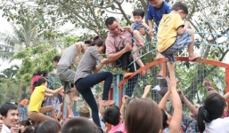 Trèo rào công viên nước Hồ Tây vào đề thi thử THPT quốc gia