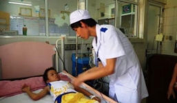 Một trẻ tử vong sau 15 phút ăn cua đá luộc 