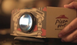 Video biến hộp Pizza và smartphone thành máy chiếu mini tại gia