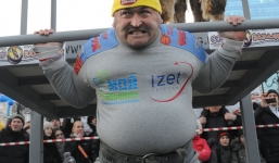 Video: Xem người đàn ông khỏe nhất nước Nga kéo ngôi nhà 30 tấn