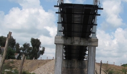 Cây cầu tiền tỷ mới khánh thành 12 ngày đã sập