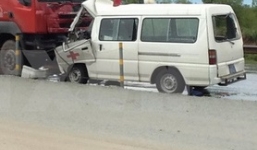 Xe cấp cứu tông xe đầu kéo, 3 người tử vong