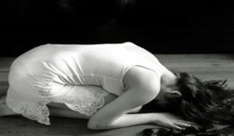 Dụ bạn gái đi khách sạn 'mây mưa' rồi rút trộm tiền trong ATM