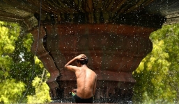 Những bức ảnh ấn tượng về nắng nóng chết người tại Ấn Độ