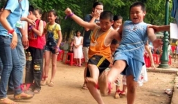 Học sinh nghỉ hè, bố mẹ chóng mặt 'xoay' cách quản con