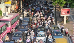 Hà Nội 'quay cuồng' trong nắng nóng 43 độ C