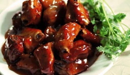 Cách làm sườn om mật ong đậm đà hấp dẫn tại nhà