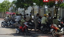 Hàng trăm công nhân đình công dưới trời nắng 40 độ