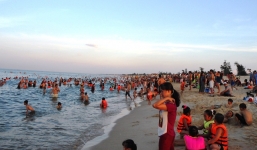 Nắng nóng trên 40 độ C: Hàng nghìn người dân Quảng Bình đổ xô ra biển