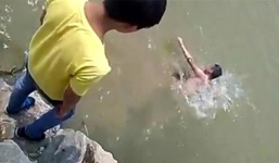 Học sinh đứng trên hồ hò reo, quay clip bạn chết đuối