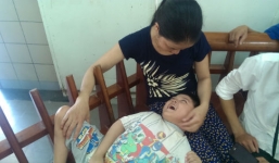 Clip: Vạ vật chống chọi với nóng nực trong bệnh viện