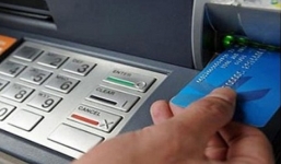 “Mây mưa” xong lấy thẻ ATM của bạn gái đi rút tiền xài