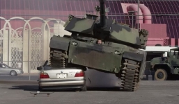 Clip: “Siêu” đại gia dùng xe tăng cán nát BMW đắt tiền