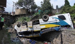 Ô tô nổ lốp lao xuống khe núi, 17 học sinh tử nạn