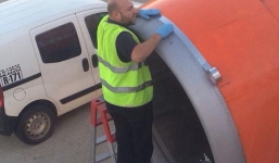 Sốc cảnh nhân viên dùng băng dính dán động cơ máy bay