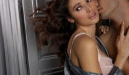 Chồng hốt hoảng dắt nhân tình chạy trốn khi bị vợ bắt quả tang