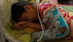 Bé gái 10 tuổi bị cha đánh đập dã man, ném xuống giếng